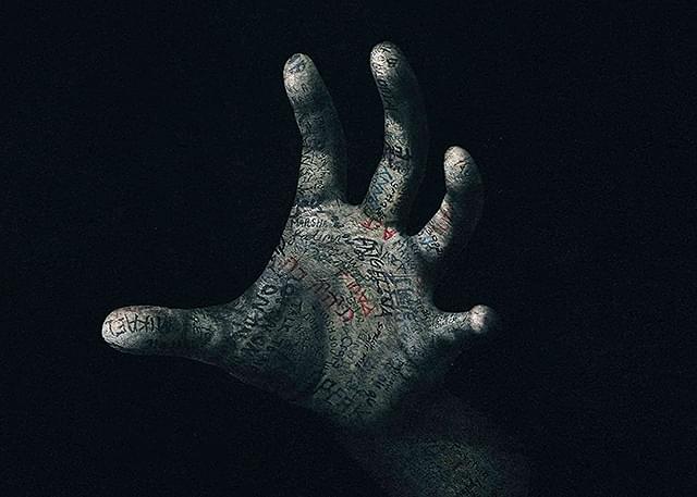 【取り扱い注意!?】“呪いの手”を引き抜くと……？ 「TALK TO ME トーク・トゥ・ミー」こだわりの劇場パンフレット完成