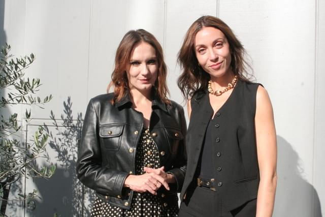 主演のアナ・ジラルド（左）とアニッサ・ボンヌフォン監督