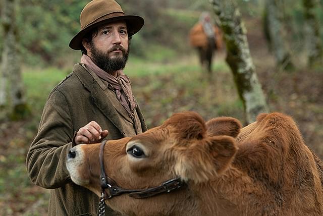 【「ファースト・カウ」評論】ライカートの映画の核心に、アメリカの仕組を敢然と問う尖りが鋭く息づいている