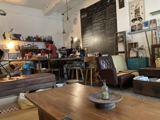 路地裏には若い世代が経営するこだわりのカフェがたくさん