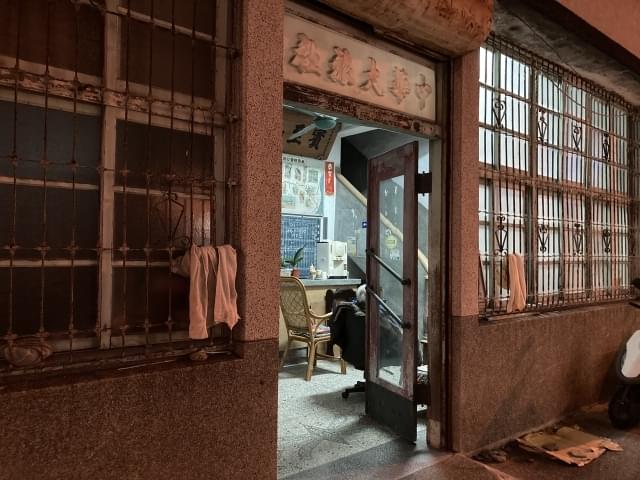 映画にでてきそうな路地の古い建物