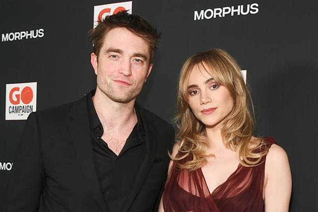 ロバート・パティンソンとスキ・ウォーターハウスが婚約