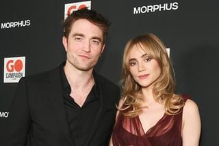 ロバート・パティンソンとスキ・ウォーターハウスが婚約