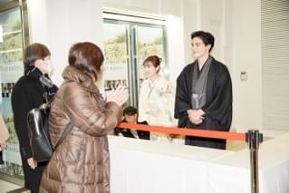 福原遥＆水上恒司、晴れ着姿で新成人へメッセージ 舞台挨拶後は劇場ロビーでお見送り