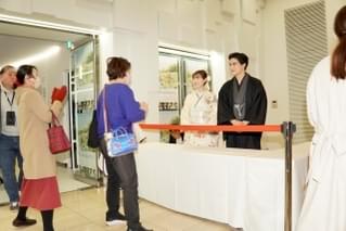 福原遥＆水上恒司、晴れ着姿で新成人へメッセージ 舞台挨拶後は劇場ロビーでお見送り