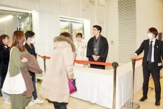 福原遥＆水上恒司、晴れ着姿で新成人へメッセージ 舞台挨拶後は劇場ロビーでお見送り