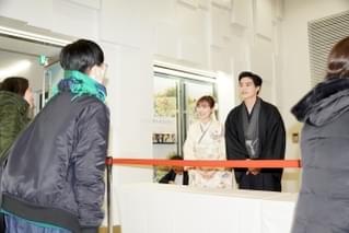 福原遥＆水上恒司、晴れ着姿で新成人へメッセージ 舞台挨拶後は劇場ロビーでお見送り