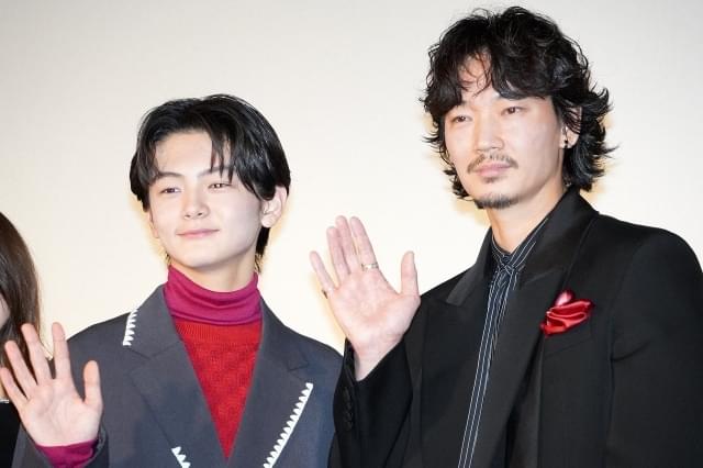 （左から）齋藤潤、綾野剛