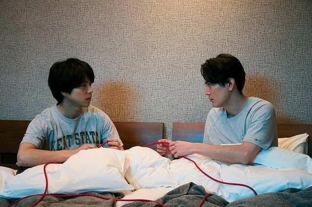 重岡大毅＆間宮祥太朗の“衝撃ベッドシーン”!?「ある閉ざされた雪の山荘で」新場面写真