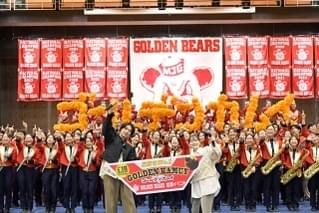 山崎賢人＆山田杏奈、大阪の高校にサプライズ登場で大歓声止まらず 青春エピソードを披露