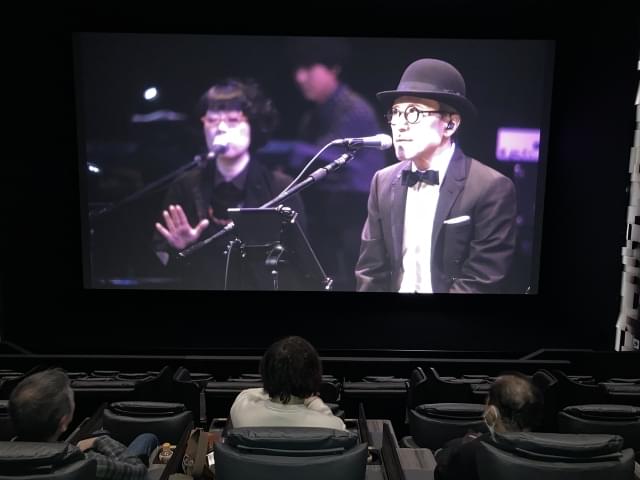 関係者とともに劇場での音をチェックする飯尾氏