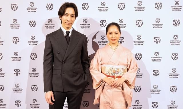 (左から)田中稔彦監督、鈴木タカラ