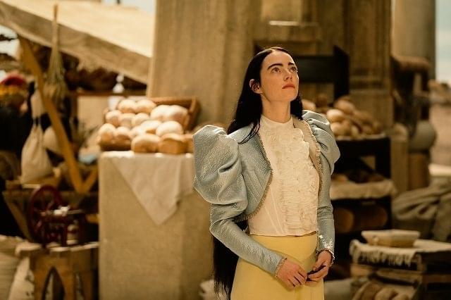 衣装デザインを担当したホリー・ワディントンの“仕事”に注目!