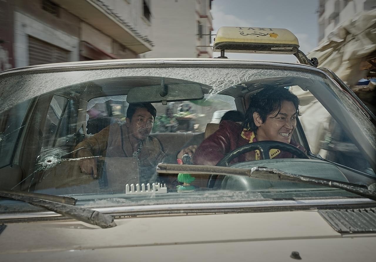 ハ・ジョンウ×チュ・ジフン、「神と共に」コンビが再タッグ！ 外交官＆タクシー運転手が人質救出ミッションに挑む