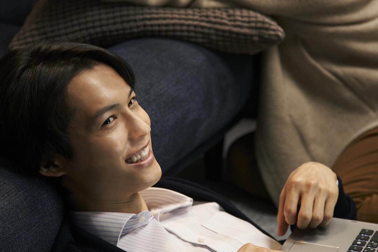 松村北斗“晴天祈願”で奇跡を起こした!? 上白石萌音は指ハート！「夜明けのすべて」メイキング写真