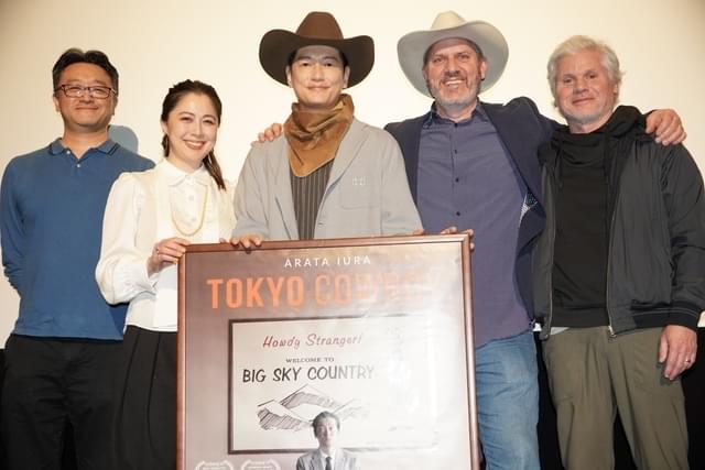 カウボーイハット姿の井浦新(中央)