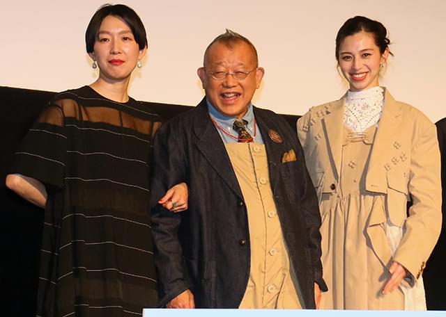 舞台挨拶を盛り上げた（左から）江口のりこ、笑福亭鶴瓶、中条あやみ