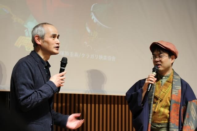 塚原重義監督(右)と数土直志プログラム・ディレクター