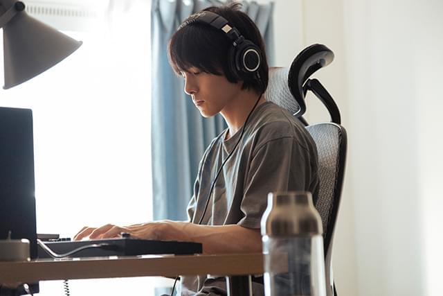 映画初主演・川西拓実（JO1）と物語がシンクロする「バジーノイズ」場面写真、一挙公開！