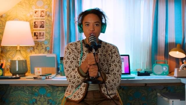 「インスタントな名声と称賛を求めるSNS文化を鋭く風刺している」などの絶賛評