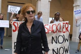 【「美と殺戮のすべて」評論】ある芸術家と製薬会社一族の戦い。アートと製薬ビジネスの振れ幅がダイナミック