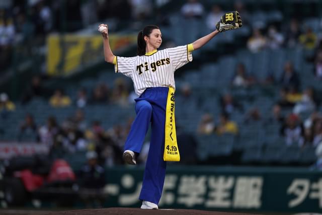 左足をあげるのか、右足をあげるのかわからなくなった中条あやみ