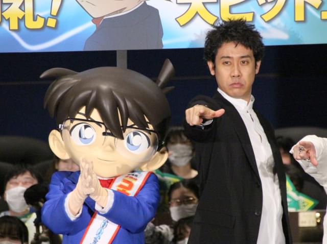 キリっとした表情で「真実はいつもひとつ！」のポーズ