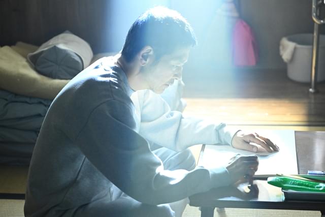 緒形直人は、謎の男役で登場