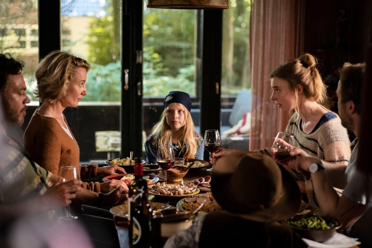 この“おもてなし”何かが嫌…… 最狂映画「胸騒ぎ」違和感だらけの不穏な会話をとらえた映像公開