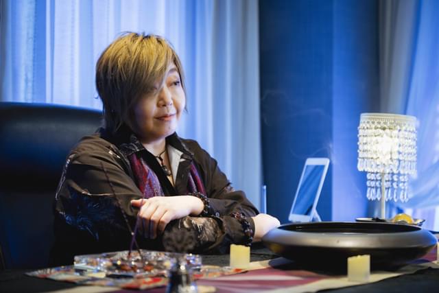 ミステリアスな占い師を演じる