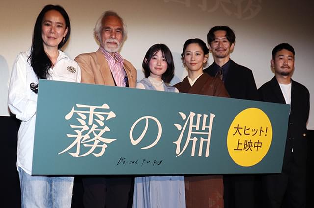 ベテラン陣に囲まれる三宅朱莉（中央左）