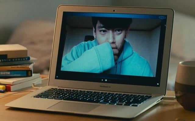 Facebookで互いを見つけ、12年ぶりにSkypeで連絡を取り合う、幼なじみのふたり