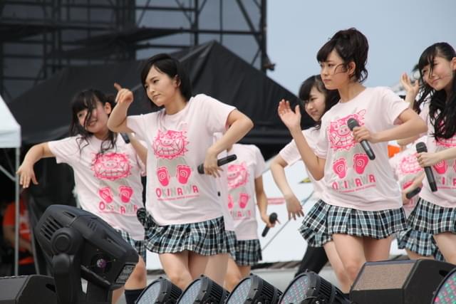 ビーチステージでライブを披露するNMB48の面々