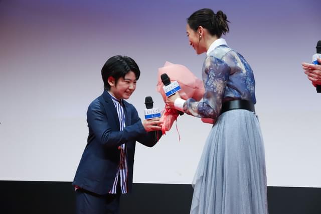 母の日間近にちなみ、中須から杏にカーネーションの花束を贈呈