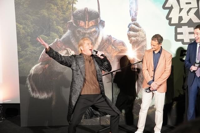 ド派手なポーズで絶叫