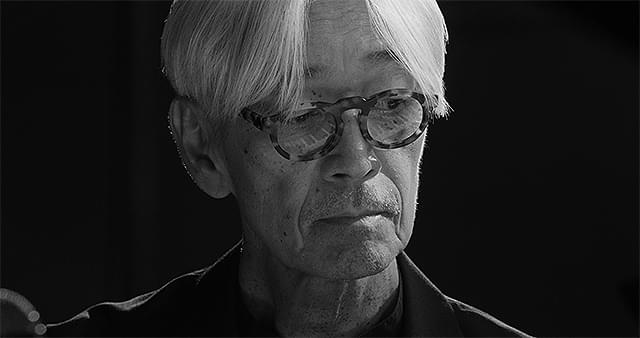 【「Ryuichi Sakamoto | Opus」評論】モノクロームが音像を際立たせ記憶を喚起する。音楽と映画のファンに遺したラスト・ラブレター