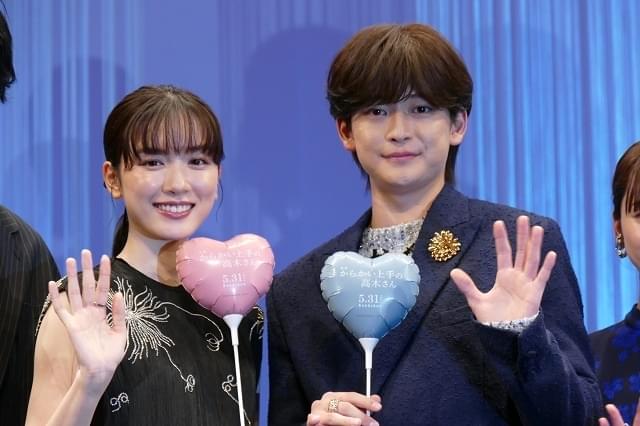 【何があったの？】“高木さん”永野芽郁＆“西片”高橋文哉、ステージ上で見つめ合って急接近！