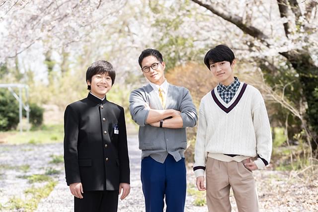 「おいしい給食」に神野ゴウがカムバック！ 市原隼人と新旧ライバル生徒をとらえたオフショット公開