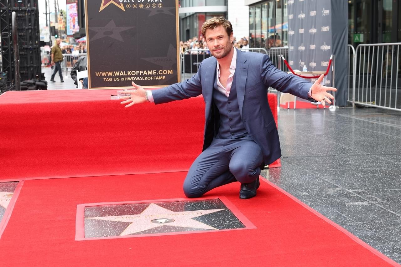 クリス・ヘムズワースがハリウッド殿堂入り！ 「アベンジャーズ」盟友ロバート・ダウニー・Jr.が祝福