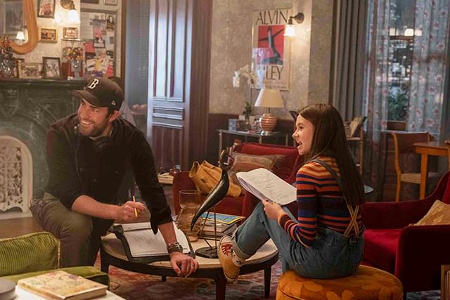 撮影中のジョン・クラシンスキー監督とケイリー・フレミング