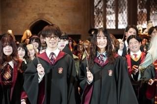 小野賢章＆山本美月、ハリポタ施設1周年をファン200人と祝福！ホグワーツ城の大広間で名シーンを再現
