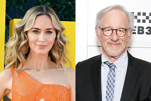 エミリー・ブラント(左)、スティーブン・スピルバーグ監督(右)