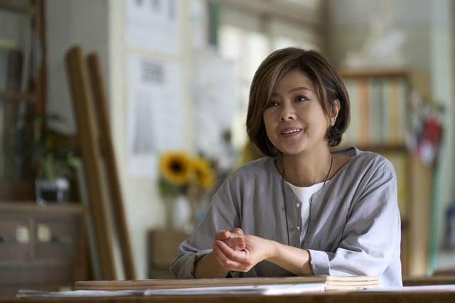 美術教師・佐伯昌子を演じた薬師丸ひろ子