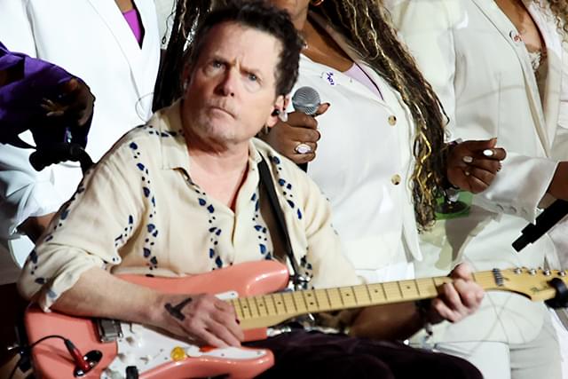 マイケル・J・フォックス、コールドプレイのライブにギタリストとして参加