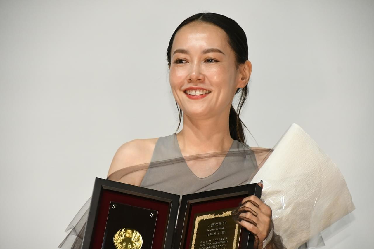 菊地凛子、日プロ大賞主演女優賞受賞に涙！ 綾野剛はサプライズで監督賞プレゼンターに