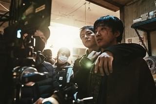 ソン・ジュンギが背後から抱き寄せて……“キス待ち”ホン・サビンも 「このろくでもない世界で」メイキング画像