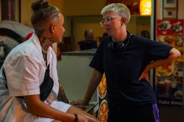 モリー・マニング・ウォーカー監督（右）