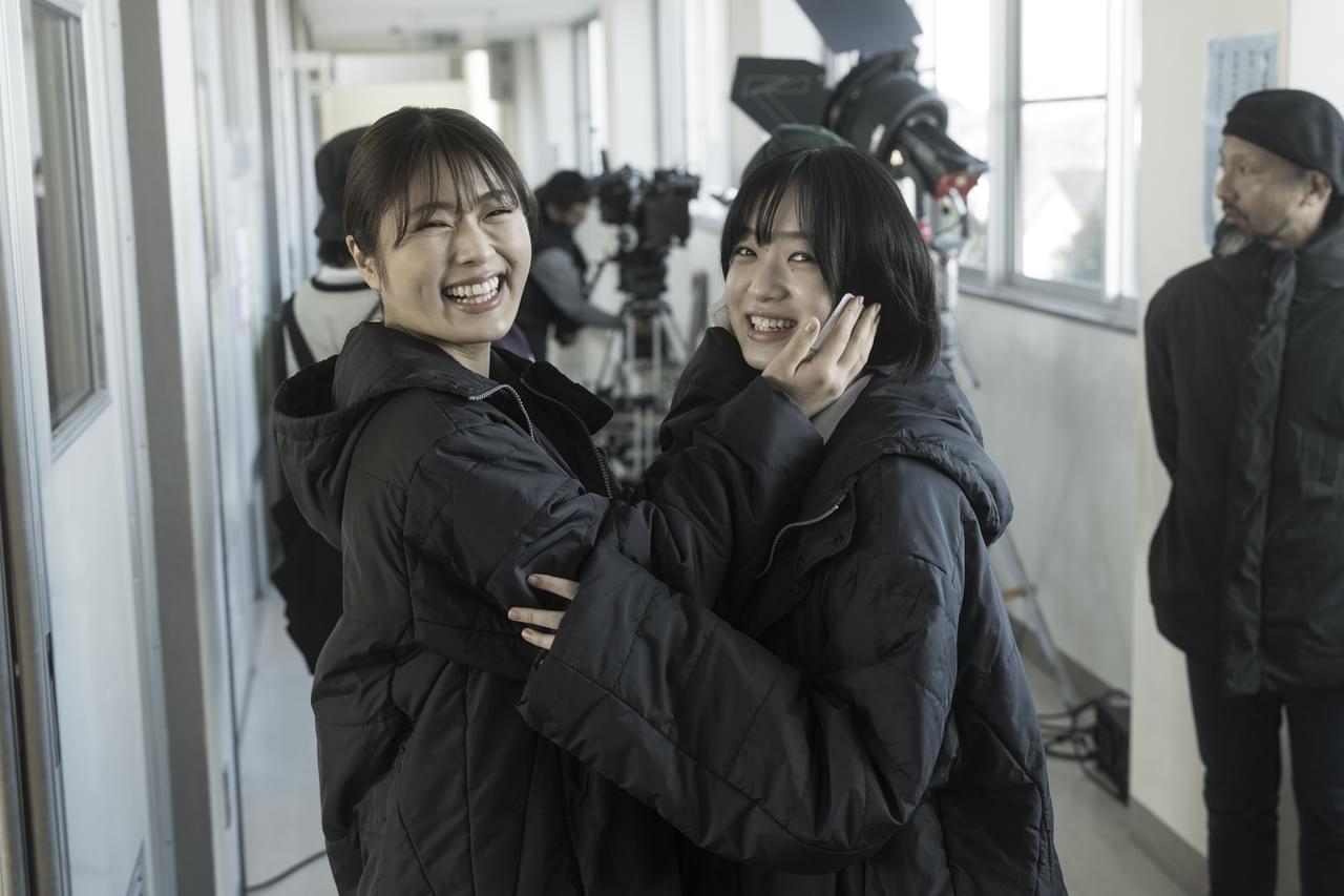 【SNSで絶賛相次ぐ】「あのコはだぁれ？」ホラーなのに笑顔満載オフショット初公開