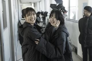 【SNSで絶賛相次ぐ】「あのコはだぁれ？」ホラーなのに笑顔満載オフショット初公開