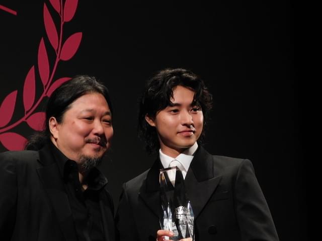 受賞時の様子。左は、ニューヨーク・アジアン映画祭ディレクターのサミュエル・ジャミエ